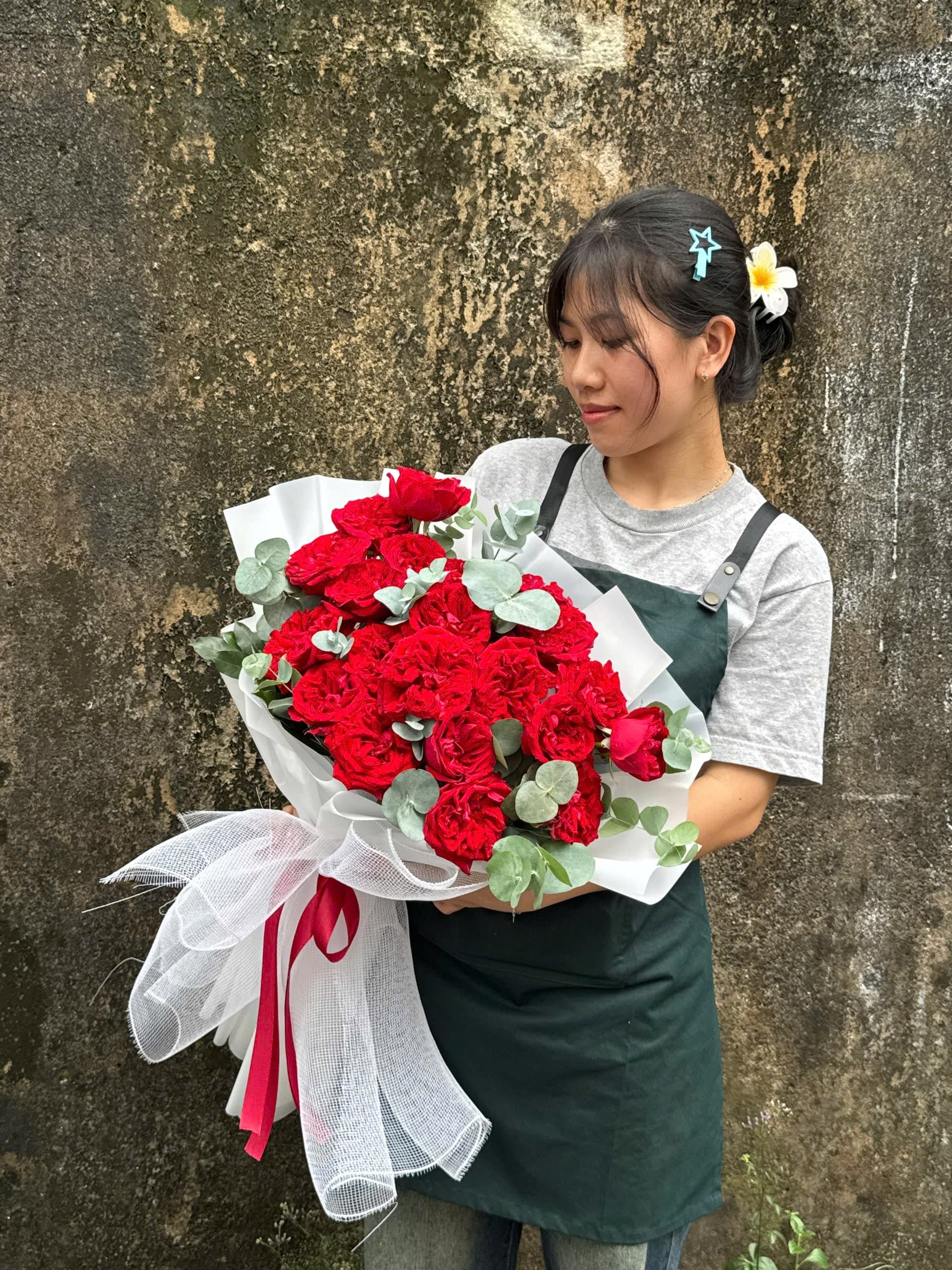 hoa que kem kèm hoa hồng đỏ 